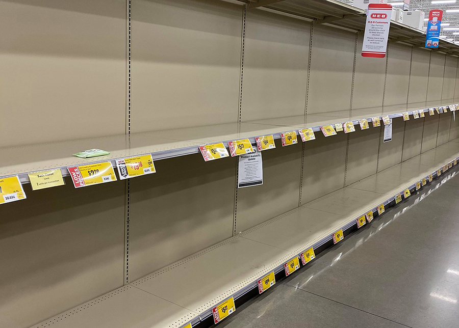 C&aacute;c kệ h&agrave;ng ở si&ecirc;u thị Mỹ trống trơn. Ảnh: Nh&acirc;n vật cung cấp.